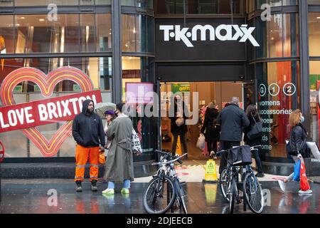 Brixton, London, 14. Dezember 2020: Käufer tragen meist Gesichtsmasken und versuchen, sich sozial zu distanzieren. Anna Watson/Alamy Live News Stockfoto