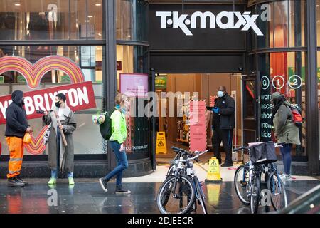 Brixton, London, 14. Dezember 2020: Käufer tragen meist Gesichtsmasken und versuchen, sich sozial zu distanzieren. Anna Watson/Alamy Live News Stockfoto