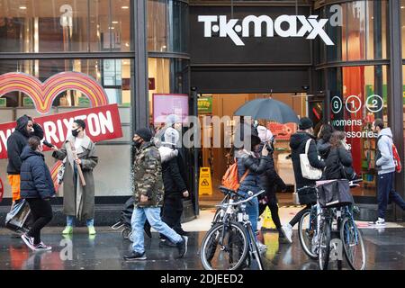 Brixton, London, 14. Dezember 2020: Käufer tragen meist Gesichtsmasken und versuchen, sich sozial zu distanzieren. Anna Watson/Alamy Live News Stockfoto