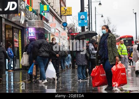 Brixton, London, 14. Dezember 2020: Käufer tragen meist Gesichtsmasken und versuchen, sich sozial zu distanzieren. Anna Watson/Alamy Live News Stockfoto