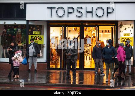 Brixton, London, 14. Dezember 2020: Die Konzession Topshop im Kaufhaus Morley. Käufer tragen meist Gesichtsmasken und versuchen, sich sozial zu distanzieren. Anna Watson/Alamy Live News Stockfoto