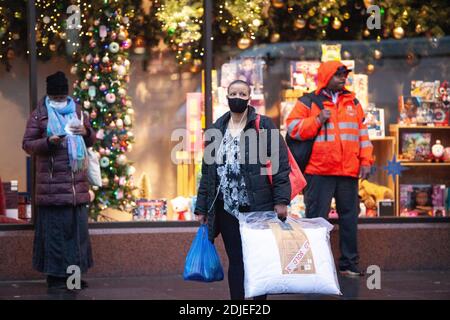 Brixton, London, 14. Dezember 2020: Käufer tragen meist Gesichtsmasken und versuchen, sich sozial zu distanzieren. Anna Watson/Alamy Live News Stockfoto