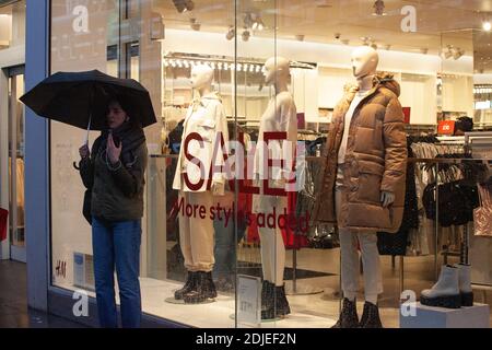 Brixton, London, 14. Dezember 2020: Käufer tragen meist Gesichtsmasken und versuchen, sich sozial zu distanzieren. Anna Watson/Alamy Live News Stockfoto