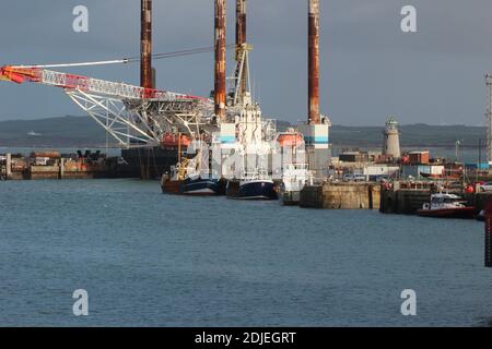 Holyhead Port, Deal or No Deal, Montag, 14. Dezember 2020. Spediteure fürchten Chaos im Hafen von Holyhead. Spediteure haben behauptet, dass es Chaos bei Holyhead geben wird, wenn die Brexit-Übergangsperiode zu Ende geht. Aber die Hafenbesitzer Stene Line hat gesagt, dass der Prozess reibungslos wäre Kredit: Mike Clarke/Alamy Live News. Stockfoto