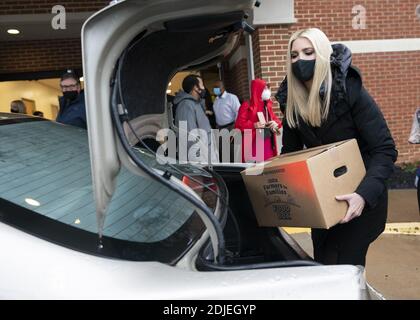 Washington, Usa. Dezember 2020. Ivanka Trump, Beraterin des Weißen Hauses und Tochter von Präsident Donald Trump, hilft am Montag, den 14. Dezember 2020, in der Christ Chapel in Woodbridge, Virginia, Lebensmittel-Boxen an bedürftige Familien zu verteilen. Foto von Kevin Dietsch/UPI Kredit: UPI/Alamy Live News Stockfoto