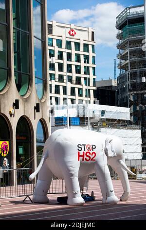 Weißer Elefant. Protest gegen HS2 im Stadtzentrum von Birmingham mit HSBC-Schild im Hintergrund Stockfoto