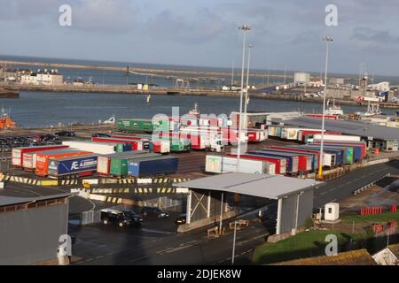 Holyhead Port, Deal or No Deal, Montag, 14. Dezember 2020. Spediteure fürchten Chaos im Hafen von Holyhead. Spediteure haben behauptet, dass es Chaos bei Holyhead geben wird, wenn die Brexit-Übergangsperiode zu Ende geht. Aber die Hafenbesitzer Stene Line hat gesagt, dass der Prozess reibungslos wäre Kredit: Mike Clarke/Alamy Live News. Stockfoto