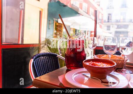 Rote Sangria Glas Rotwein und Früchte in der Nähe Traditionelle kalte spanische Suppe Stockfoto