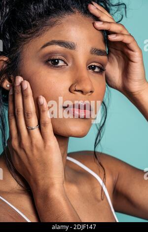 Stock Foto von hübschen und jungen Frau mit glamourösen Make-up posiert im Studio erschossen. Stockfoto