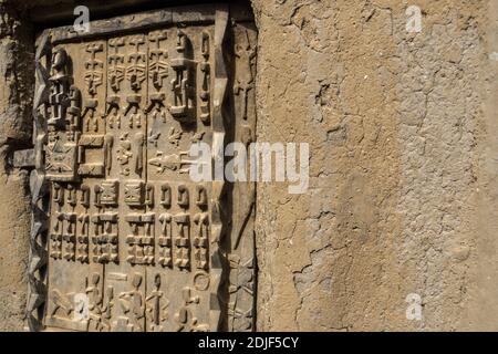 Holzskulpturen auf Dogon Türen in Sangha, Mali, Afrika Stockfoto