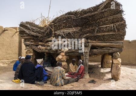 Eine Toguna (Palaver Hütte), Gemeindehaus für die ältesten in der Mitte des Dorfes Dogon, Sangha, mit dem Bandiagara-Steilhang Stockfoto