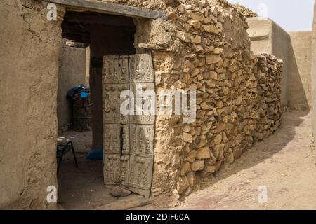 Holzskulpturen auf Dogon Türen in Sangha, Mali, Afrika Stockfoto