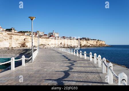 Abendspaziergang entlang der Promenade. Kasachstan Stadt Aktau. 17 Oktober 2019 Jahr. Stockfoto