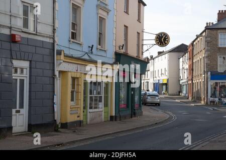 Geschäfte in einer engen Straße in Faringdon, Oxfordshire, Großbritannien, aufgenommen am 19. Oktober 2020 Stockfoto