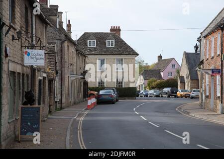 Blick auf die High Street in Lechlade, Gloucestershire in Großbritannien, aufgenommen am 19. Oktober 2020 Stockfoto