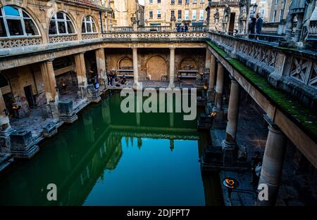 Das große Bad, das Herzstück des römischen Badekomplexes in Bath, von der Terrasse aus gesehen Stockfoto