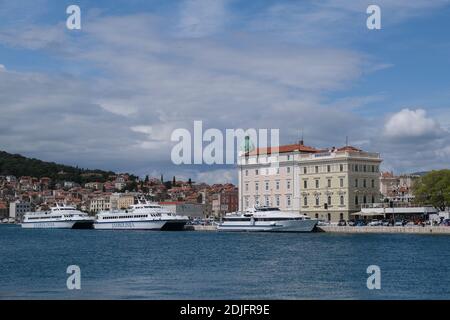 Blick vom Meer auf Katamaran Fähre Naranca und Jarolinija Fähren legen in der Altstadt von Split, Dalmatien, Kroatien, Europa. Stockfoto