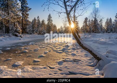 Ruhige Winterlandschaft bei Sonnenuntergang mit frischem Pulverschnee in den allgäuer alpen, Bayern, Deutschland Stockfoto