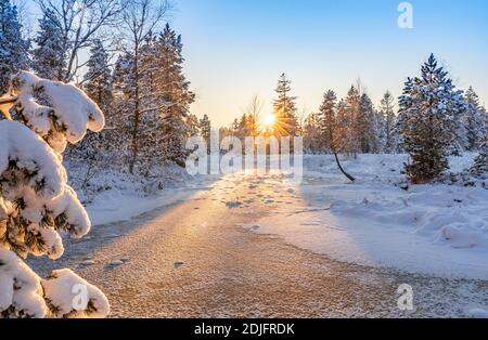 Ruhige Winterlandschaft bei Sonnenuntergang mit frischem Pulverschnee in den allgäuer alpen, Bayern, Deutschland Stockfoto