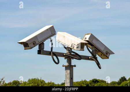 Nahaufnahme von ferngesteuerten CCTV-Kameras, die auf montiert sind Ein hoher Pfosten Stockfoto