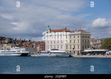 Blick vom Meer auf Katamaran Fähre Naranca und Jarolinija Fähren legen in der Altstadt von Split, Dalmatien, Kroatien, Europa. Stockfoto