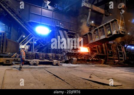 Ostrava, Tschechische Republik. Dezember 2020. Der Stahlhersteller Liberty Ostrava hat eine Ausschreibung für den Lieferanten von zwei neuen Hybridöfen gestartet, die bis 2023 seine vier Tandem-Öfen ersetzen und das Stahlwerk Ostrava bis 2030 klimaneutral machen sollen. Die neue Technologie wird die Partikel- und Kohlenstoffemissionen um 60 Prozent bzw. mehr als 50 Prozent reduzieren. Es ist das erste Projekt dieser Art in Europa. Das aktuelle Stahlwerk am 14. Dezember 2020, Foto. Kredit: Jaroslav Ozana/CTK Foto/Alamy Live Nachrichten Stockfoto