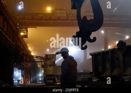 Ostrava, Tschechische Republik. Dezember 2020. Der Stahlhersteller Liberty Ostrava hat eine Ausschreibung für den Lieferanten von zwei neuen Hybridöfen gestartet, die bis 2023 seine vier Tandem-Öfen ersetzen und das Stahlwerk Ostrava bis 2030 klimaneutral machen sollen. Die neue Technologie wird die Partikel- und Kohlenstoffemissionen um 60 Prozent bzw. mehr als 50 Prozent reduzieren. Es ist das erste Projekt dieser Art in Europa. Das aktuelle Stahlwerk am 14. Dezember 2020, Foto. Kredit: Jaroslav Ozana/CTK Foto/Alamy Live Nachrichten Stockfoto