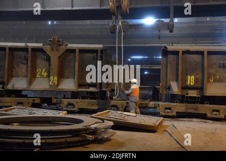 Ostrava, Tschechische Republik. Dezember 2020. Der Stahlhersteller Liberty Ostrava hat eine Ausschreibung für den Lieferanten von zwei neuen Hybridöfen gestartet, die bis 2023 seine vier Tandem-Öfen ersetzen und das Stahlwerk Ostrava bis 2030 klimaneutral machen sollen. Die neue Technologie wird die Partikel- und Kohlenstoffemissionen um 60 Prozent bzw. mehr als 50 Prozent reduzieren. Es ist das erste Projekt dieser Art in Europa. Das aktuelle Stahlwerk am 14. Dezember 2020, Foto. Kredit: Jaroslav Ozana/CTK Foto/Alamy Live Nachrichten Stockfoto