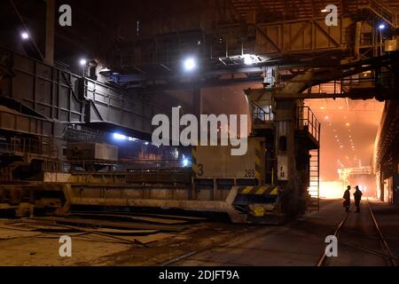 Ostrava, Tschechische Republik. Dezember 2020. Der Stahlhersteller Liberty Ostrava hat eine Ausschreibung für den Lieferanten von zwei neuen Hybridöfen gestartet, die bis 2023 seine vier Tandem-Öfen ersetzen und das Stahlwerk Ostrava bis 2030 klimaneutral machen sollen. Die neue Technologie wird die Partikel- und Kohlenstoffemissionen um 60 Prozent bzw. mehr als 50 Prozent reduzieren. Es ist das erste Projekt dieser Art in Europa. Das aktuelle Stahlwerk am 14. Dezember 2020, Foto. Kredit: Jaroslav Ozana/CTK Foto/Alamy Live Nachrichten Stockfoto