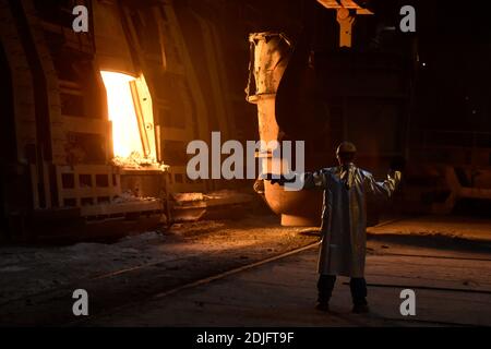 Ostrava, Tschechische Republik. Dezember 2020. Der Stahlhersteller Liberty Ostrava hat eine Ausschreibung für den Lieferanten von zwei neuen Hybridöfen gestartet, die bis 2023 seine vier Tandem-Öfen ersetzen und das Stahlwerk Ostrava bis 2030 klimaneutral machen sollen. Die neue Technologie wird die Partikel- und Kohlenstoffemissionen um 60 Prozent bzw. mehr als 50 Prozent reduzieren. Es ist das erste Projekt dieser Art in Europa. Das aktuelle Stahlwerk am 14. Dezember 2020, Foto. Kredit: Jaroslav Ozana/CTK Foto/Alamy Live Nachrichten Stockfoto