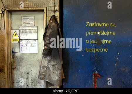 Ostrava, Tschechische Republik. Dezember 2020. Der Stahlhersteller Liberty Ostrava hat eine Ausschreibung für den Lieferanten von zwei neuen Hybridöfen gestartet, die bis 2023 seine vier Tandem-Öfen ersetzen und das Stahlwerk Ostrava bis 2030 klimaneutral machen sollen. Die neue Technologie wird die Partikel- und Kohlenstoffemissionen um 60 Prozent bzw. mehr als 50 Prozent reduzieren. Es ist das erste Projekt dieser Art in Europa. Das aktuelle Stahlwerk am 14. Dezember 2020, Foto. Kredit: Jaroslav Ozana/CTK Foto/Alamy Live Nachrichten Stockfoto