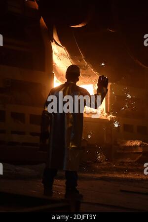Ostrava, Tschechische Republik. Dezember 2020. Der Stahlhersteller Liberty Ostrava hat eine Ausschreibung für den Lieferanten von zwei neuen Hybridöfen gestartet, die bis 2023 seine vier Tandem-Öfen ersetzen und das Stahlwerk Ostrava bis 2030 klimaneutral machen sollen. Die neue Technologie wird die Partikel- und Kohlenstoffemissionen um 60 Prozent bzw. mehr als 50 Prozent reduzieren. Es ist das erste Projekt dieser Art in Europa. Das aktuelle Stahlwerk am 14. Dezember 2020, Foto. Kredit: Jaroslav Ozana/CTK Foto/Alamy Live Nachrichten Stockfoto