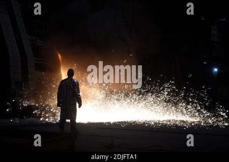 Ostrava, Tschechische Republik. Dezember 2020. Der Stahlhersteller Liberty Ostrava hat eine Ausschreibung für den Lieferanten von zwei neuen Hybridöfen gestartet, die bis 2023 seine vier Tandem-Öfen ersetzen und das Stahlwerk Ostrava bis 2030 klimaneutral machen sollen. Die neue Technologie wird die Partikel- und Kohlenstoffemissionen um 60 Prozent bzw. mehr als 50 Prozent reduzieren. Es ist das erste Projekt dieser Art in Europa. Das aktuelle Stahlwerk am 14. Dezember 2020, Foto. Kredit: Jaroslav Ozana/CTK Foto/Alamy Live Nachrichten Stockfoto