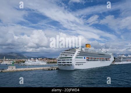 Jadrolinija Fähren und Kreuzfahrtschiffe im Hafen von Split, Dalmatien, Kroatien, Europa. Stockfoto