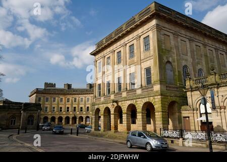 Buxton Crescent ist ein denkmalgeschütztes 1 Gebäude in der Kurstadt Buxton, Derbyshire, England, georgianischer Architektur. Schutzgebiet Stockfoto