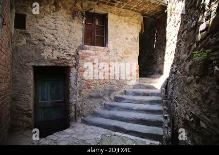 Schmale Gasse im Dorf Passignano am Trasimenischen See, Italien Stockfoto