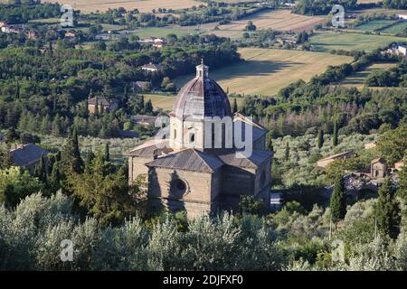 Blick auf die Landschaft und die Kirche Santa Maria Nuova in Cortona, Italien Stockfoto