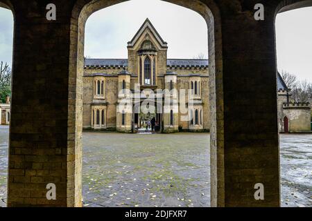 London/Großbritannien. 12.2.20. Der große Eingang zum atmosphärischen westlichen Teil des Highgate Cemetery im Norden Londons Stockfoto