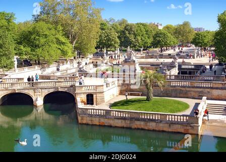 Wasser aus der Quelle der Gärten des Brunnens in Nîmes, Gard, Occitanie, Frankreich. Stockfoto