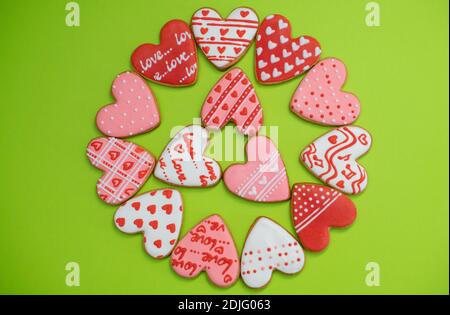 Draufsicht hausgemachter Lebkuchen Valentinstag mit Inschrift - Liebe, Cookies Herz Formen mit farbigen königlichen Glasur und bunten Mustern verziert Stockfoto