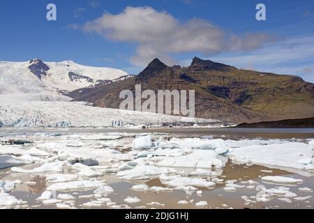 Blick über den Gletschersee Fjallsárlón und den isländischen Gletscher Fjallsjökull, Teil von Vatnajökull im Sommer, Island Stockfoto