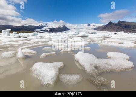 Blick über den Gletschersee Fjallsárlón und den isländischen Gletscher Fjallsjökull, Teil von Vatnajökull im Sommer, Island Stockfoto