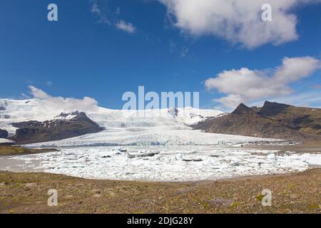 Blick über den Gletschersee Fjallsárlón und den isländischen Gletscher Fjallsjökull, Teil von Vatnajökull im Sommer, Island Stockfoto