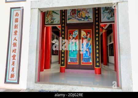 Chinesische Schriftzeichen am Eingang zum Hoi Tuong Te Nguoi Hoa Buddhistischen chinesischen Tempel, Phu Quoc, Vietnam, Indochina, Südostasien, Asien. Stockfoto