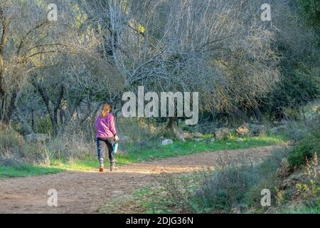 Ein Wanderer auf einem Naturpfad in den Judäa Bergen bei Jerusalem, Israel. Stockfoto