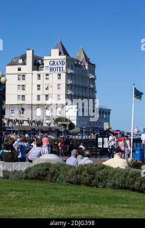 Das Grand Hotel in Llandudno an einem Sommertag Der Höhepunkt der Saison mit einer großen Zahl von Urlaubern Stockfoto