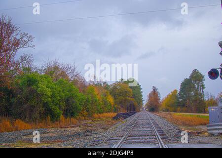 Burke County, GA USA - 12 14 20: Eisenbahngleise im bunten Herbst in Georgia Stockfoto
