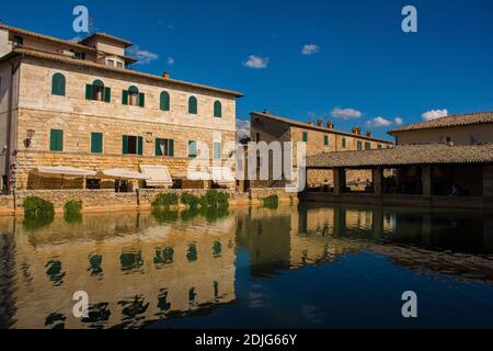 Bagno Vignoni, Italien - 3. September 2020. Die historische Loggiato di Santa Caterina, St. Catherine's Arcade, im Dorf Bagno Vignoni, Toskana Stockfoto