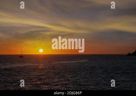 Goldener Sonnenuntergang über dem Meer von Cortez in Cabo San Lucas, Mexiko Stockfoto