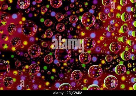 Abstrakte selektive Fokus bunten Hintergrund mit Wassertropfen. Wasser Blasen mehrere Reflexionen. Stockfoto